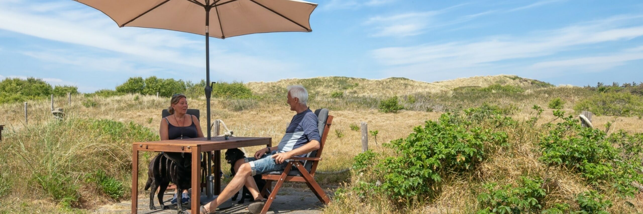 Terras van BB Uit en Thuis in de duinen VVV Texel