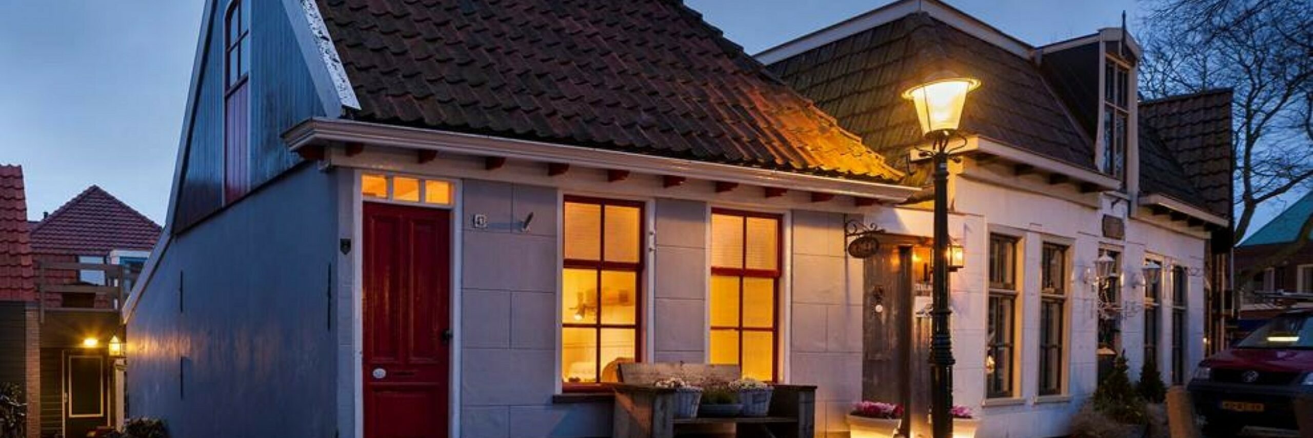Avond buitenaanzicht bed en breakfast De Etalage VVV Texel