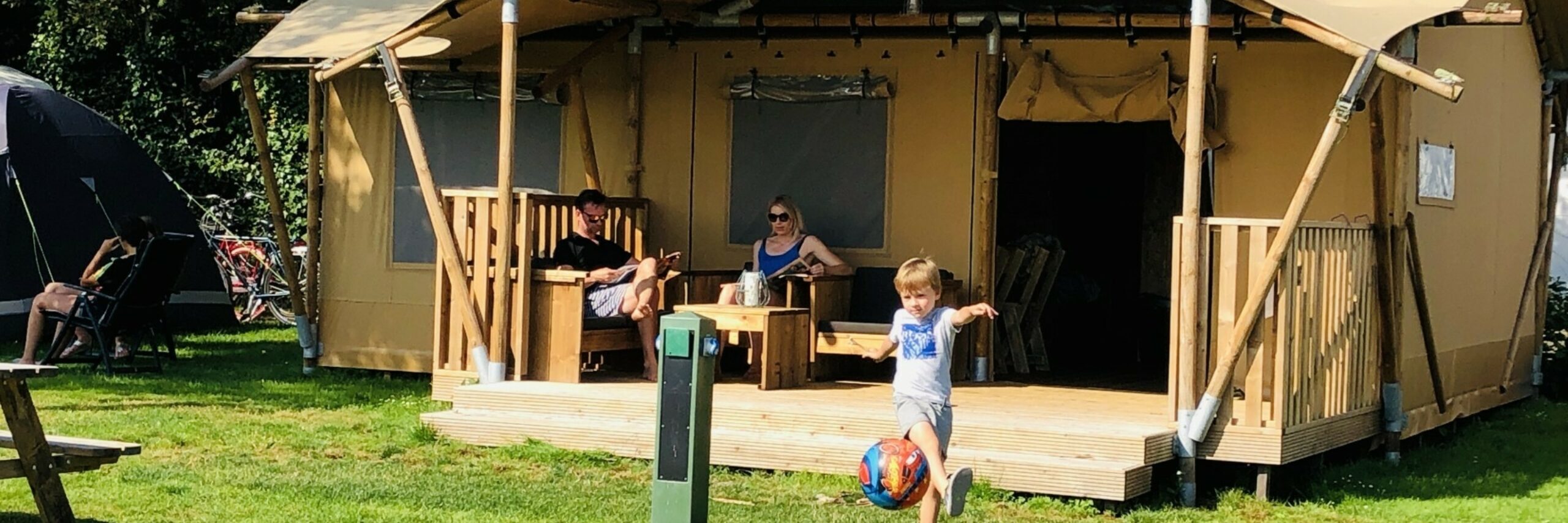 Familie bij ingerichten lodge op camping Coogherveld VVV Texel
