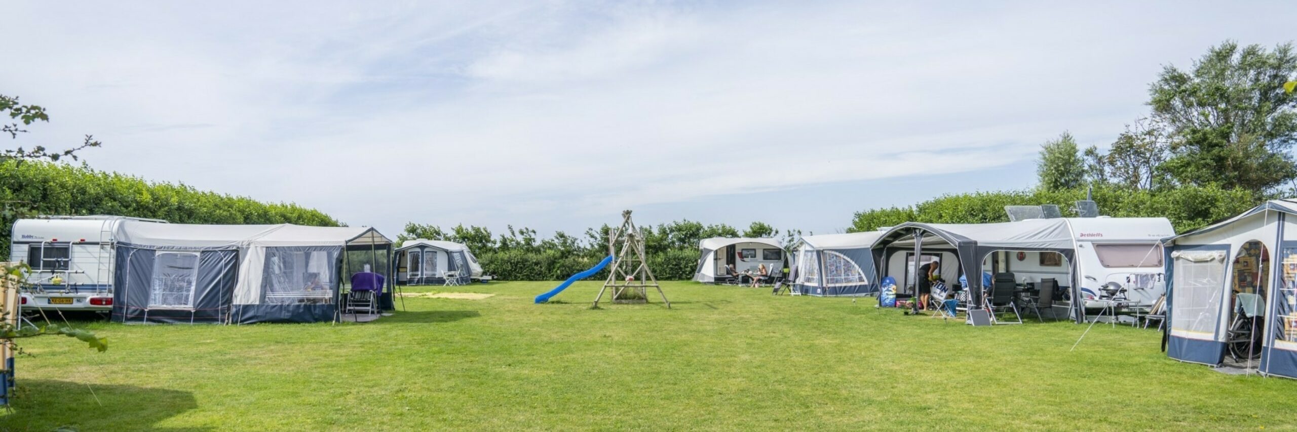 Kampeerterrein met speeltoestel minicamping Hoeve Amalia fotograaf Liselotte Schoo VVV Texel