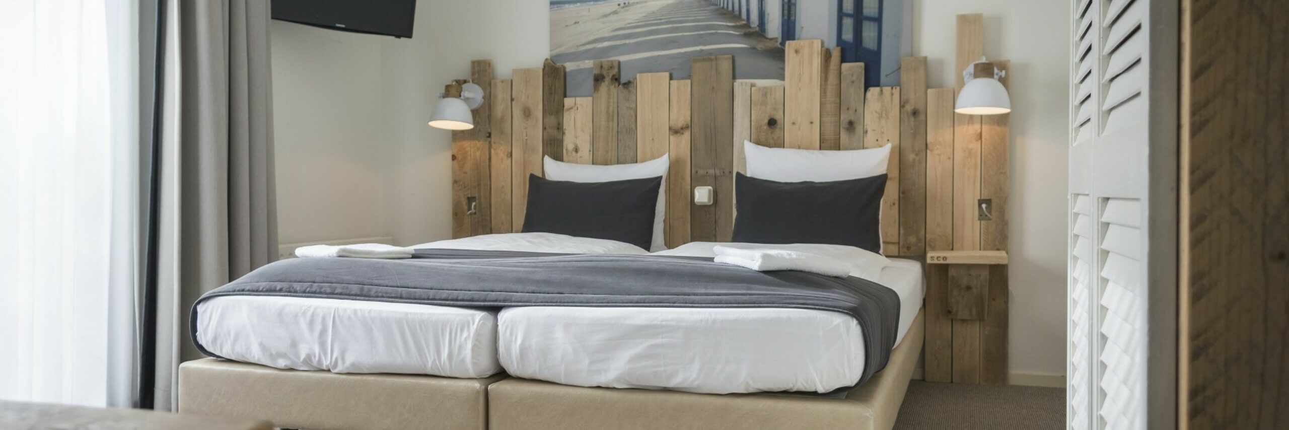 Familiesuite bij Hotel De Waal met bed van strandhout VVV Texel