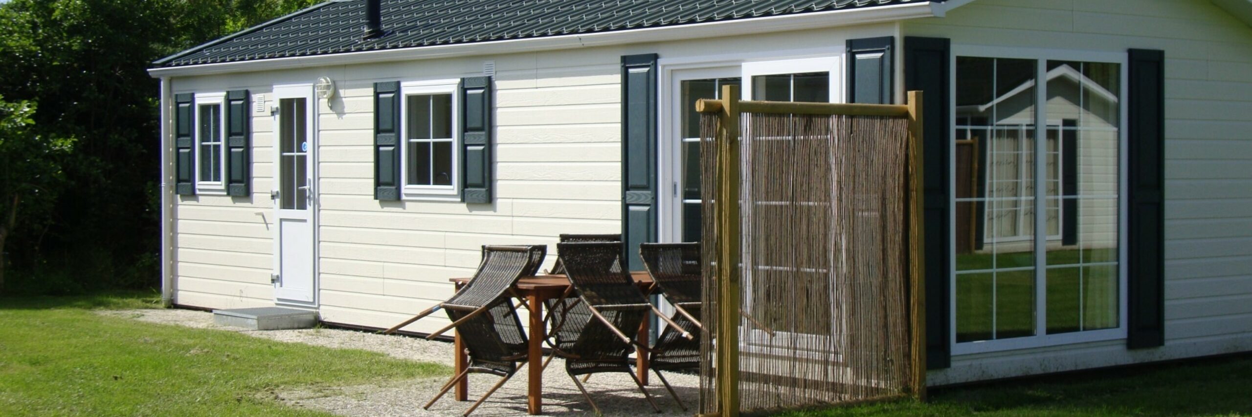 Buitenaanzicht chalet Vakantiepark De Koorn aar VVV Texel