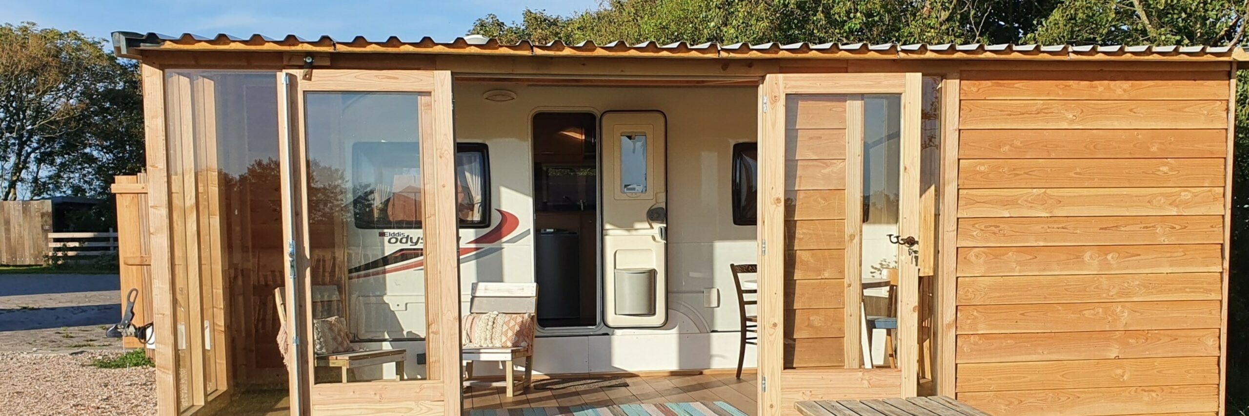 Buitenaanzicht tourcaravan driehuizen buurtschap De Westen VVV Texel