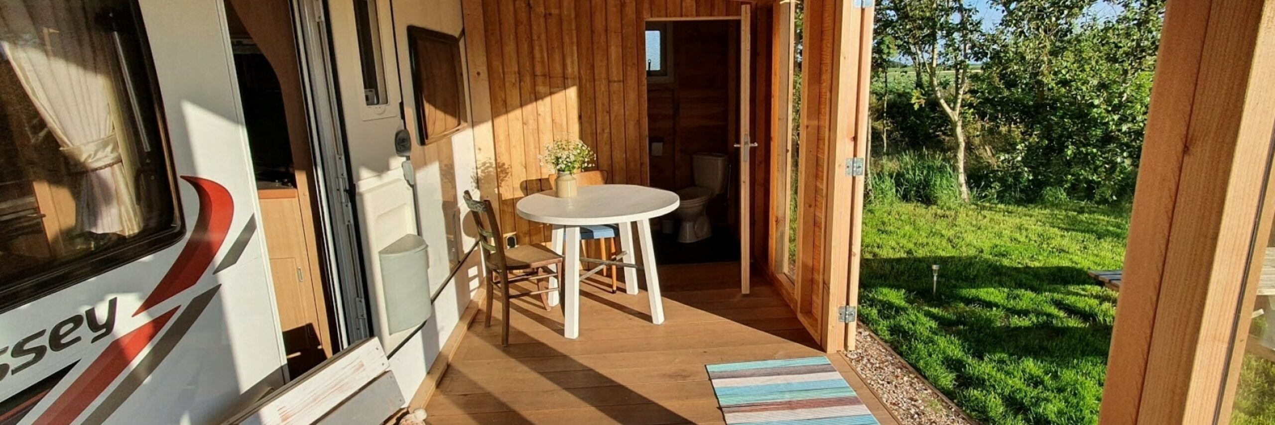 Caravan Driehuizen met overkapt terras VVV Texel