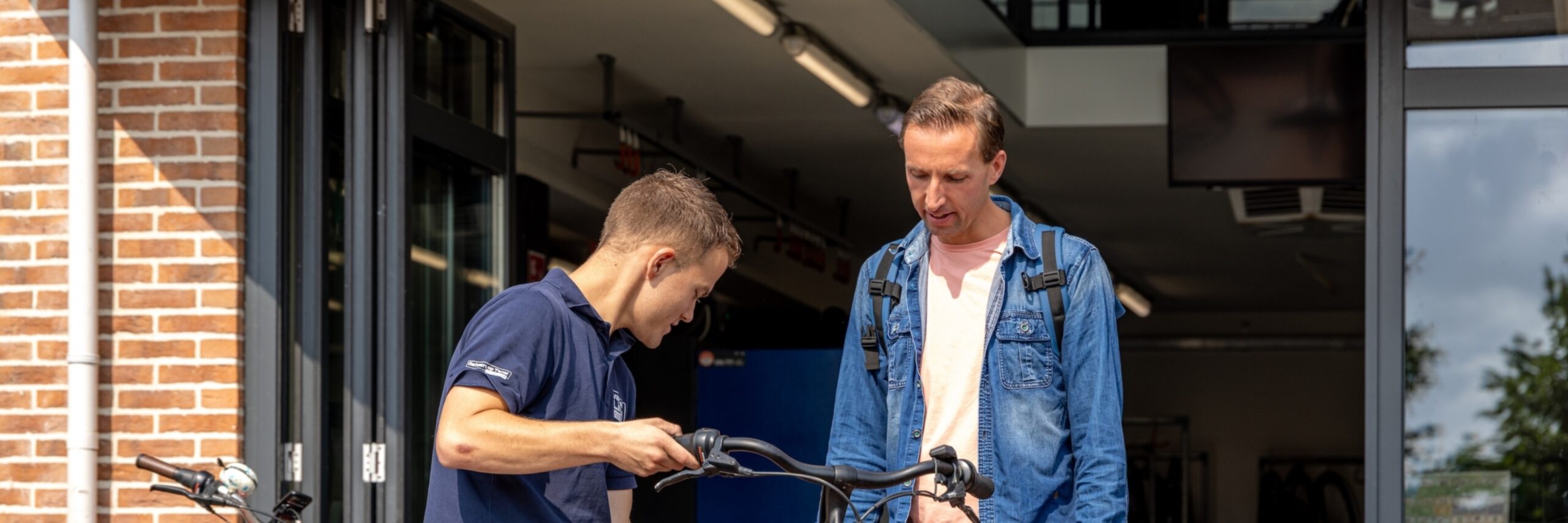 Man huurt fiets bij van der Linde 06 08 2025 Familie Versteege Aram Valkenburg Sound Vision 2