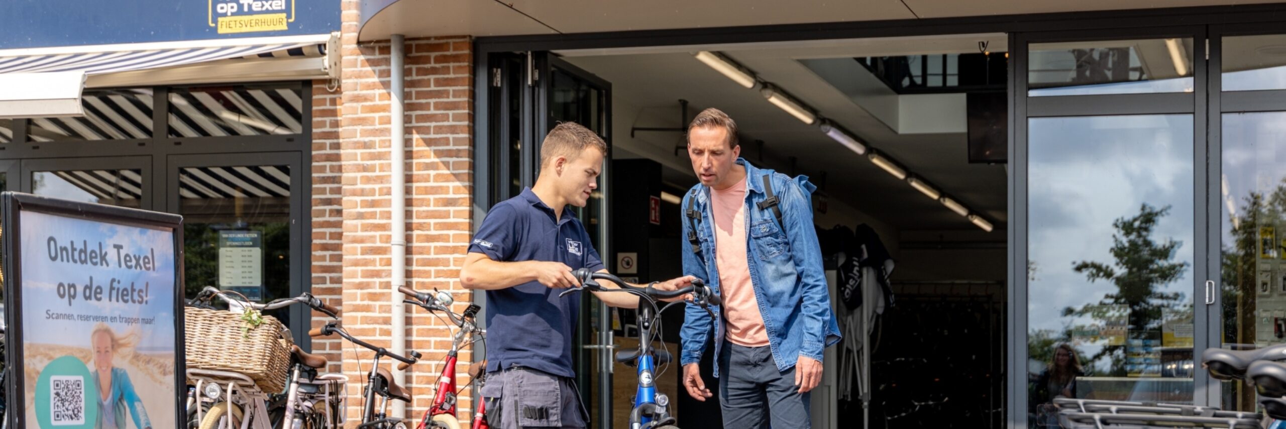 Man huurt fiets bij van der Linde 06 08 2025 Familie Versteege Aram Valkenburg Sound Vision 5