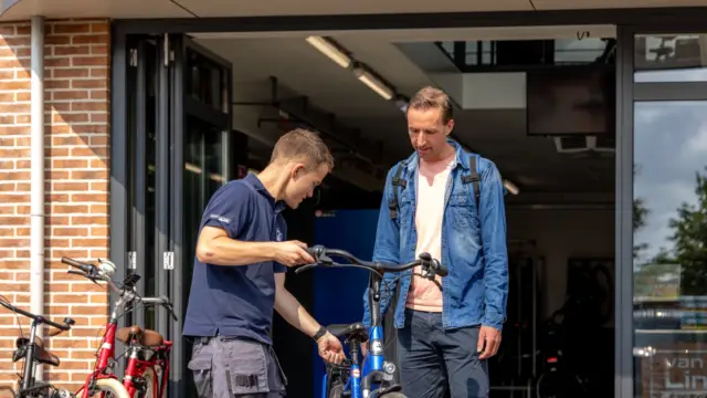 Man huurt fiets bij van der Linde 06 08 2025 Familie Versteege Aram Valkenburg Sound Vision 2