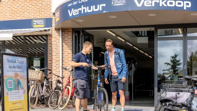 Man huurt fiets bij van der Linde 06 08 2025 Familie Versteege Aram Valkenburg Sound Vision 5