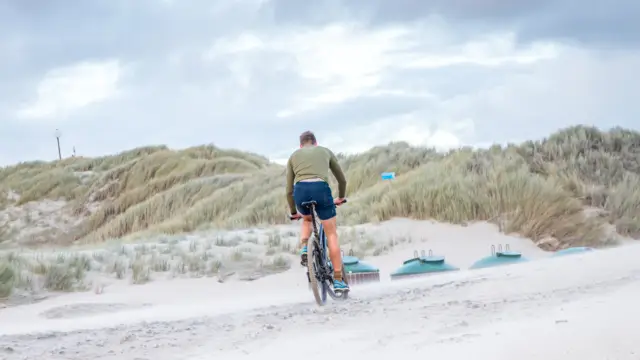 Mountainbiken op het strand