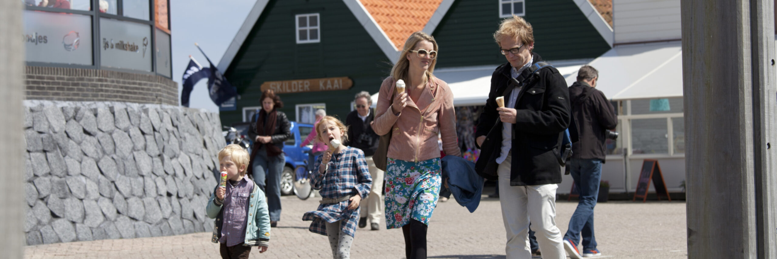 Ijsje eten gezin haven van oudeschild fotograaf Tessa Jol VVV Texel