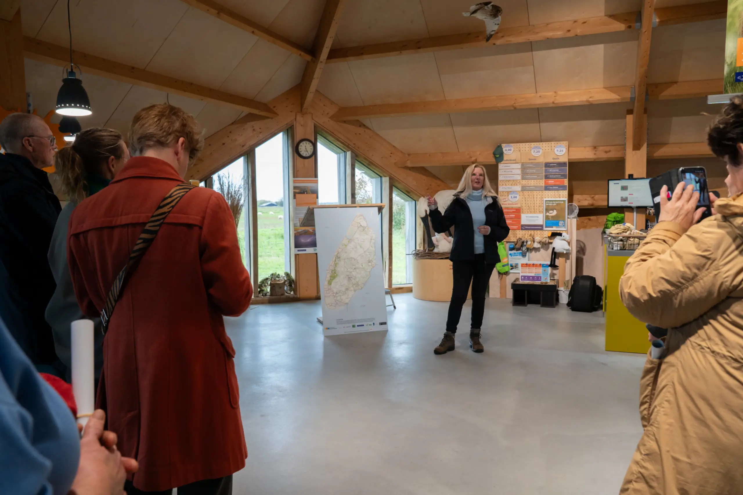 Esther Rommel van de provincie Noord-Holland spreekt de genodigden toe in De Marel