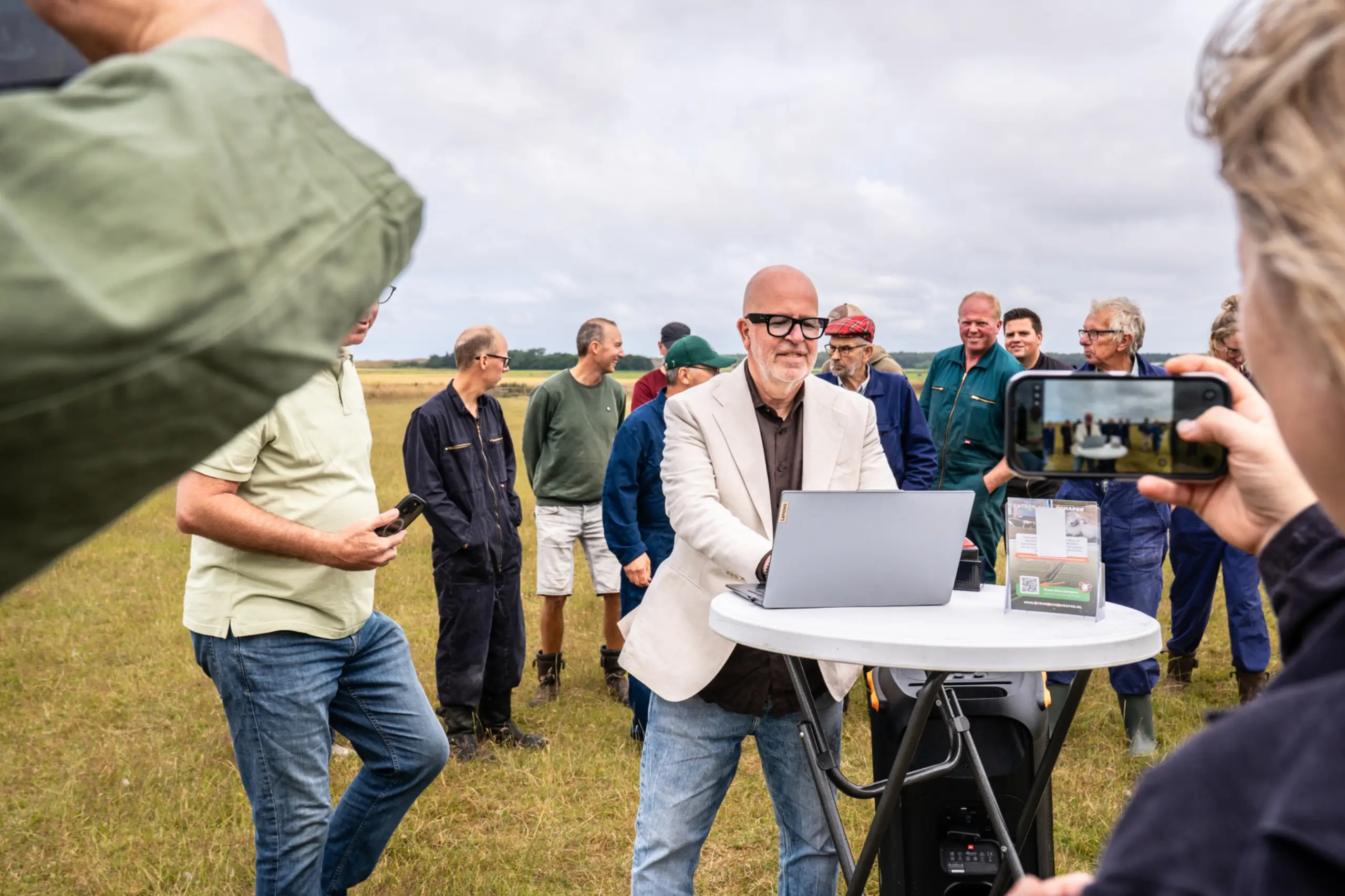 Edo Kooiman doet de eerste donatie namens Gemeente Texel