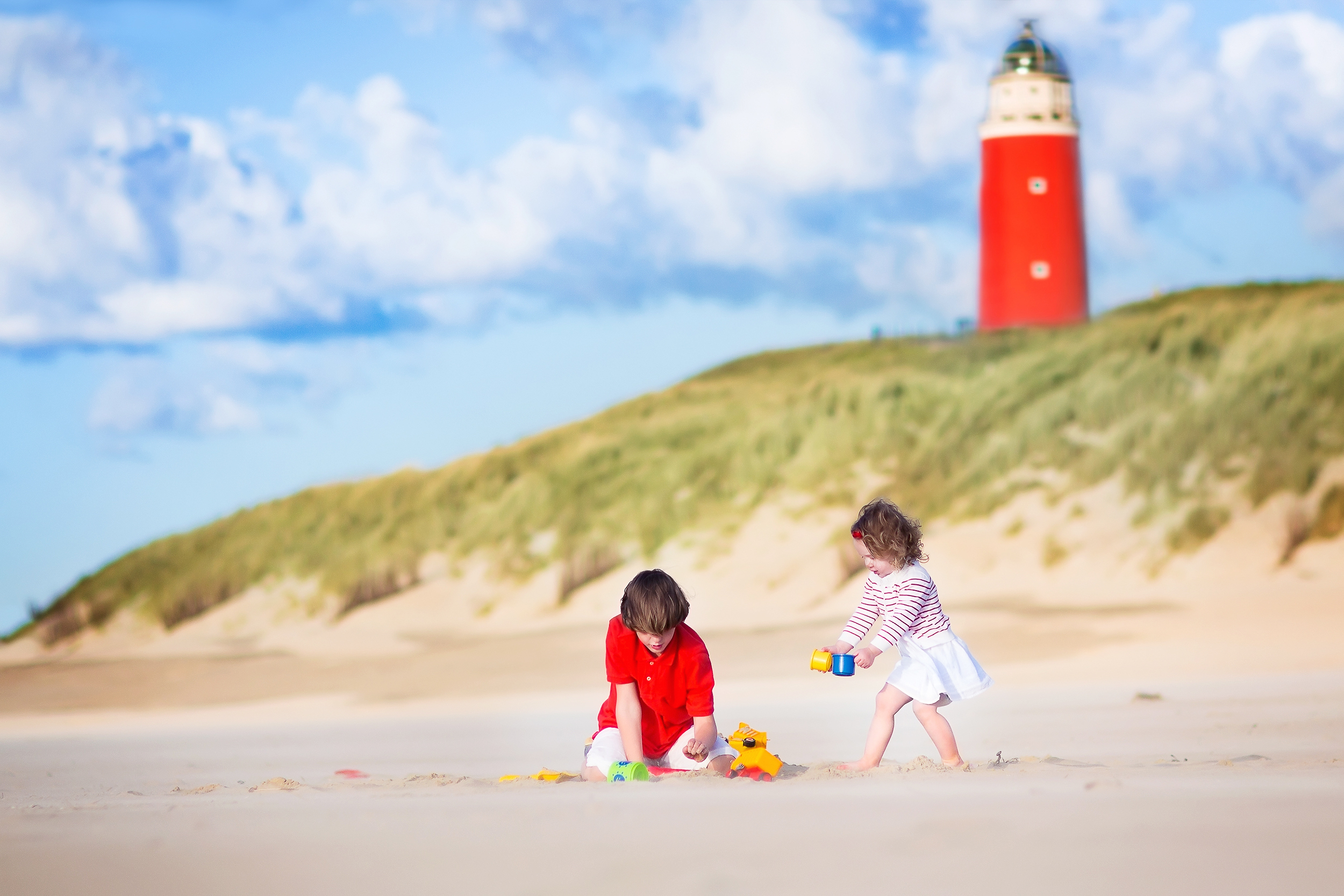 Kinderen spelen bij de vuurtoren