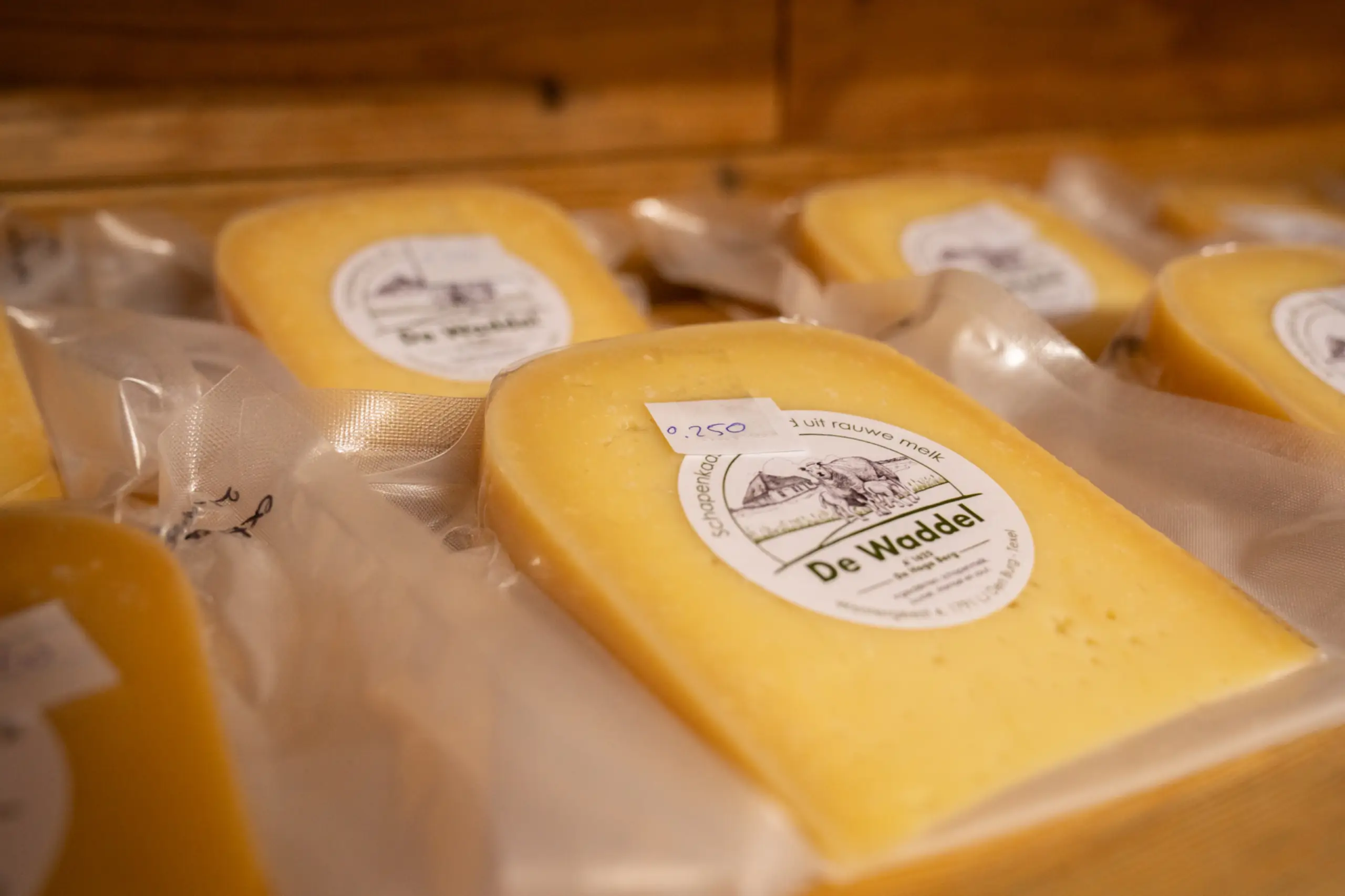 Schapenkaas in de winkel van De Waddel