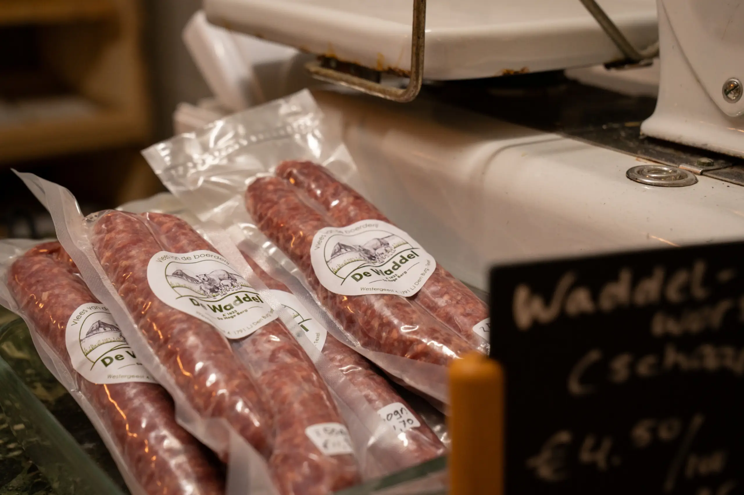 Lamsworst in de winkel van De Waddel