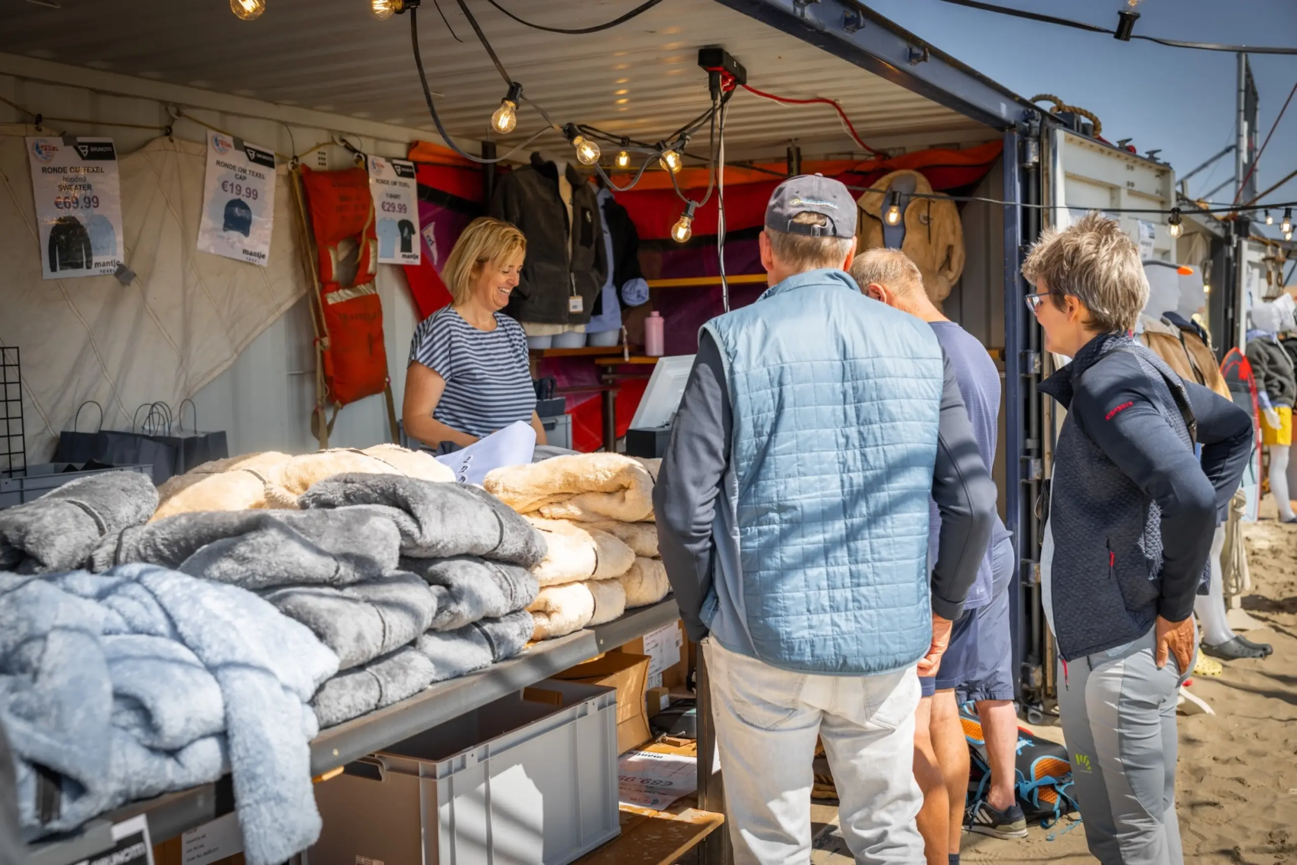 Merchandise tijdens WAVES/Ronde om Texel