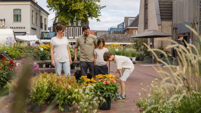 Familie op de markt