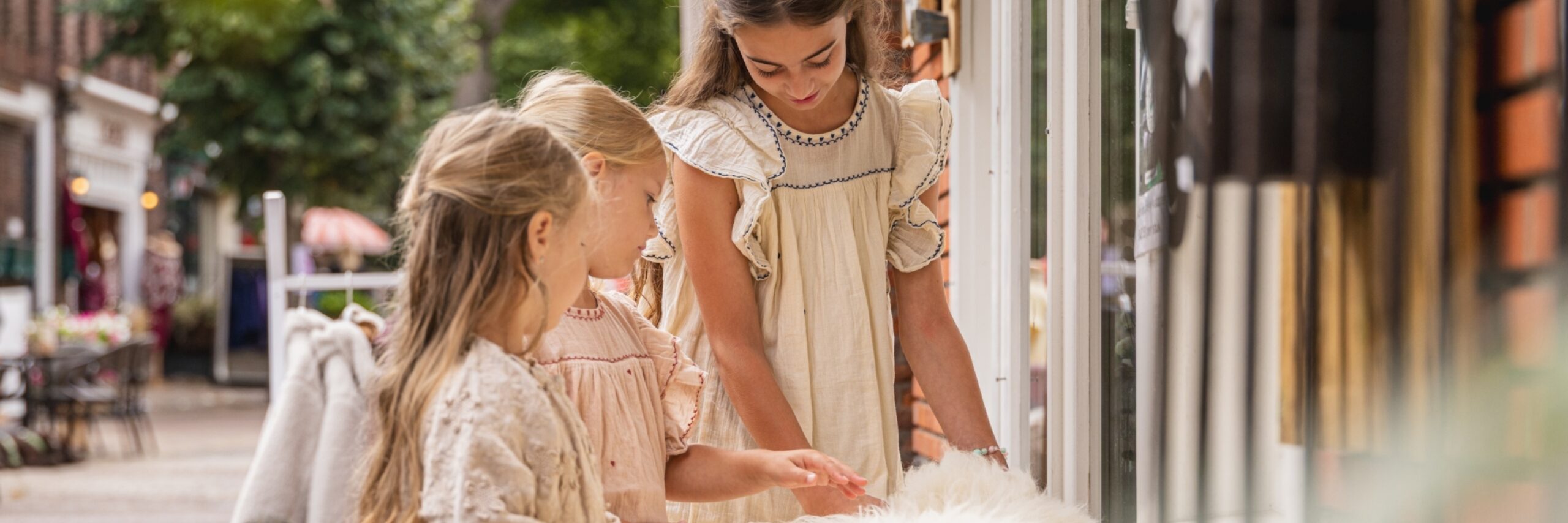 Meisjes bij winkel Kees de Waal