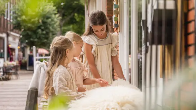 Meisjes bij winkel Kees de Waal