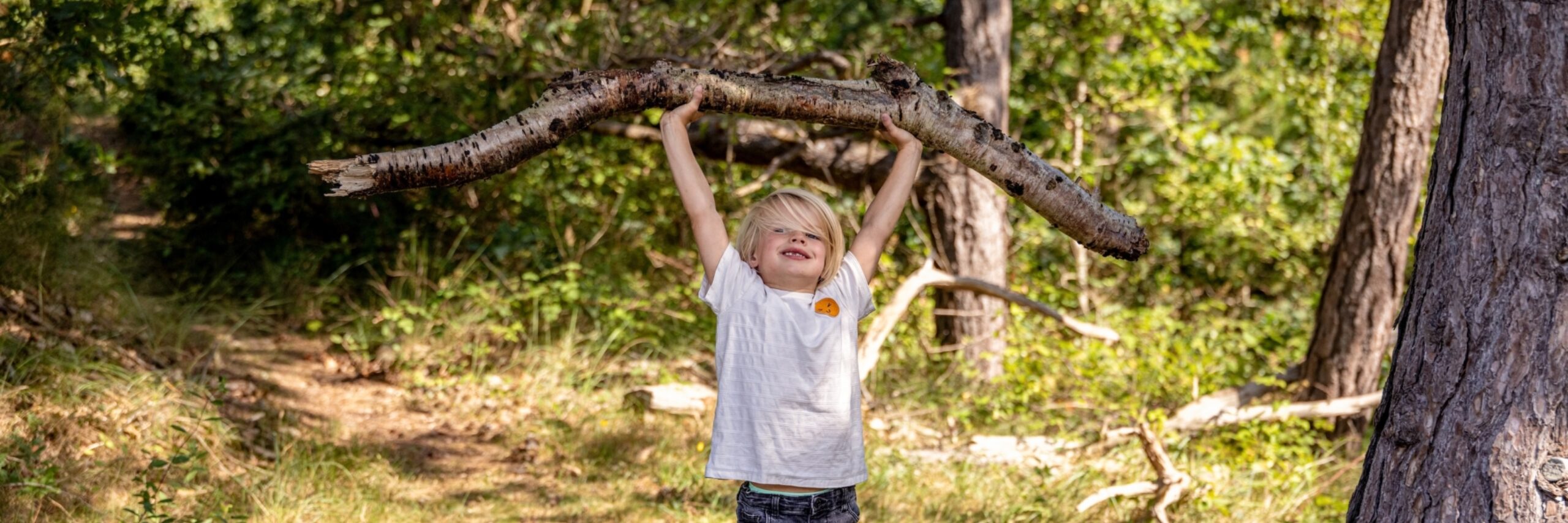 Familie Nieuwenhuis jongetje met tak