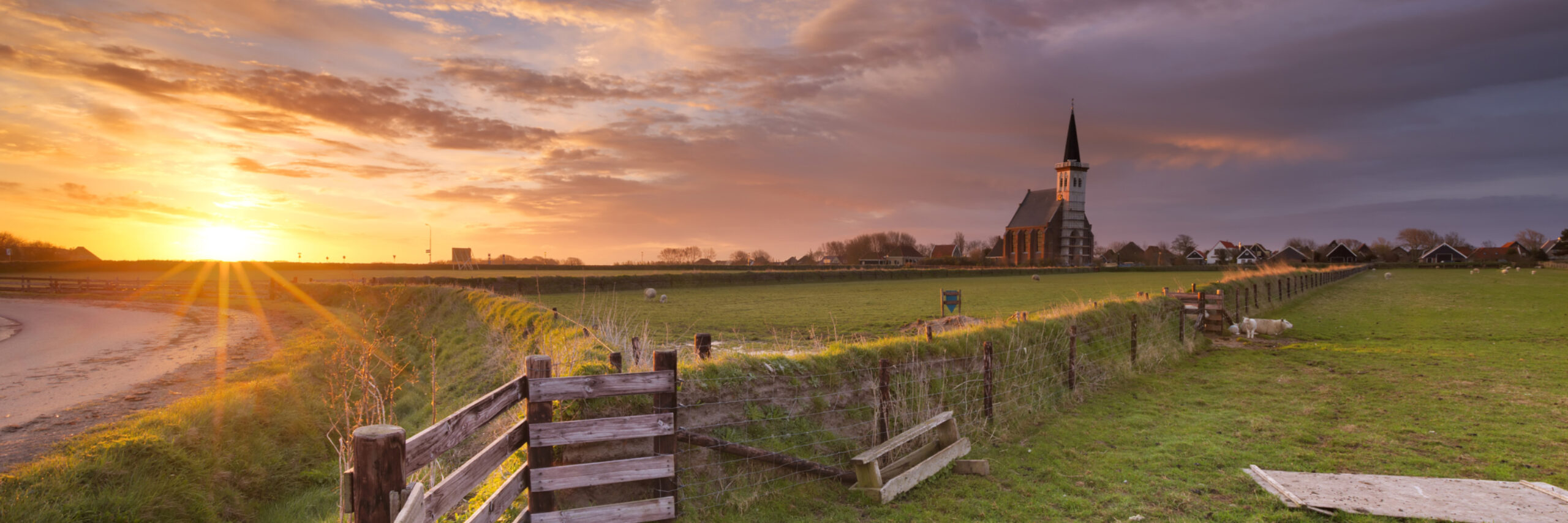 Kerkje Den Hoorn shutterstock 316794536