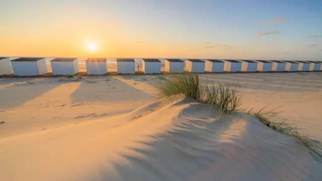 Strand strandhuisjes 20250507 irisborst Texel voorjaar 026 HDR