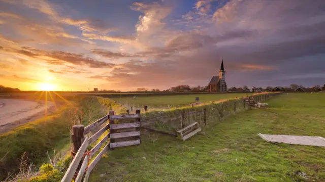 Kerkje Den Hoorn shutterstock 316794536