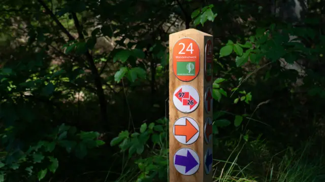 Nieuw paaltje Wandelnetwerk VVV03425