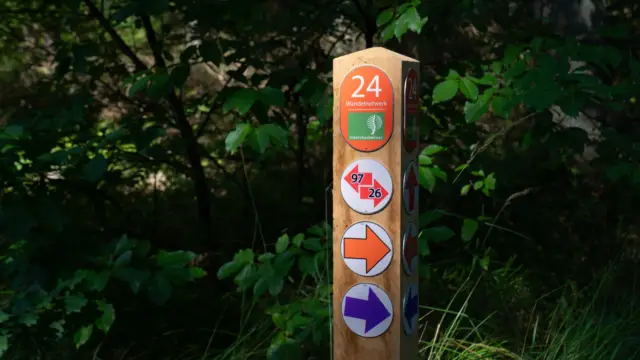 Nieuw paaltje Wandelnetwerk VVV03425