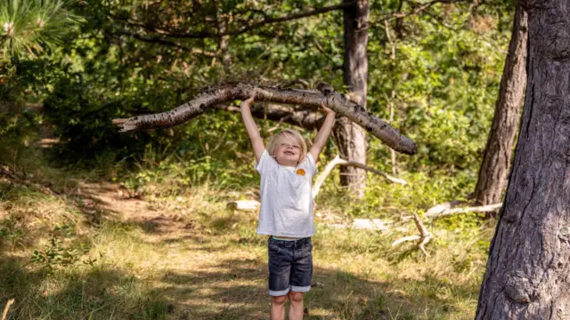 Familie Nieuwenhuis jongetje met tak