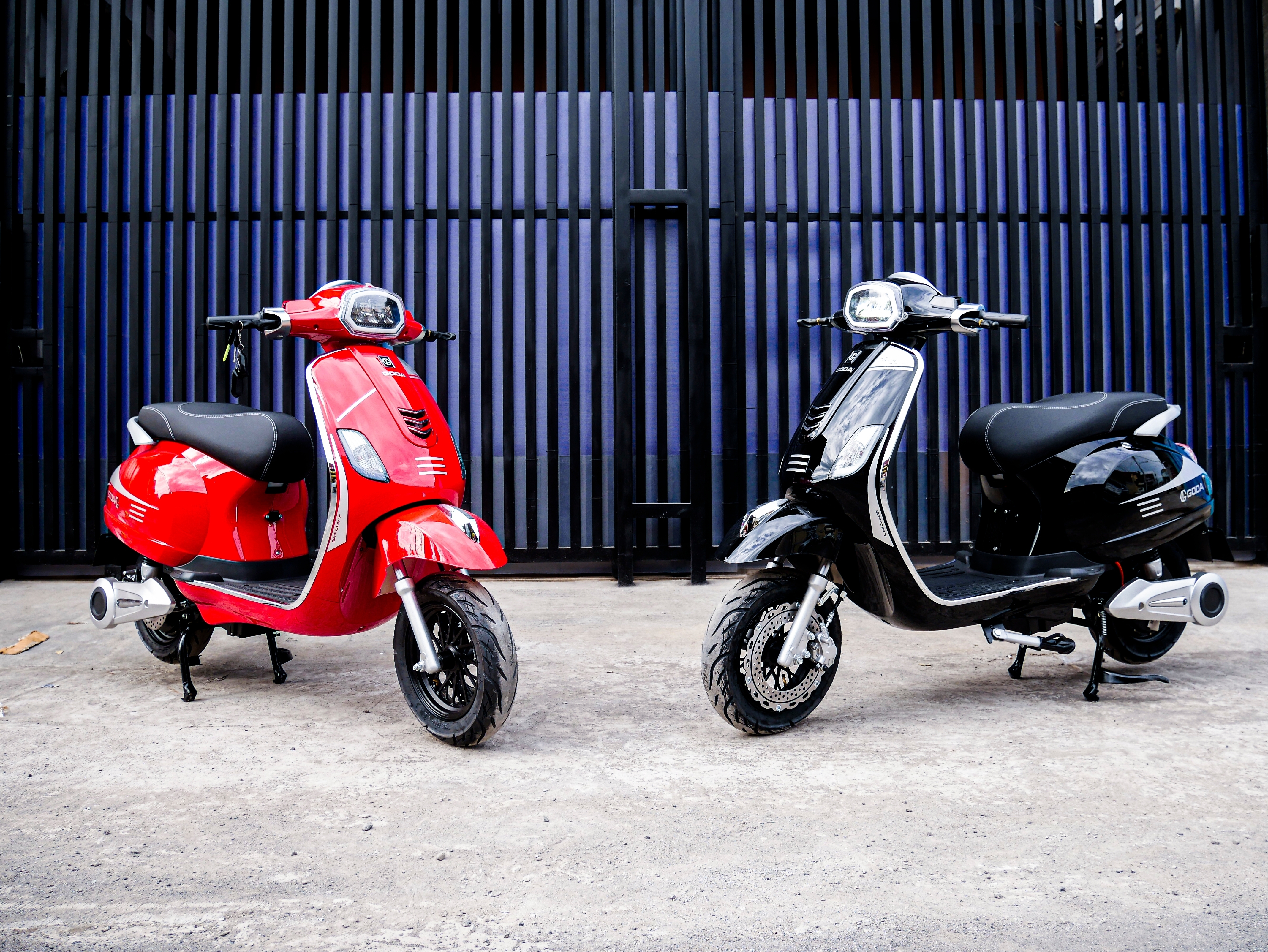 Elektrische Vespa shutterstock 2274903239